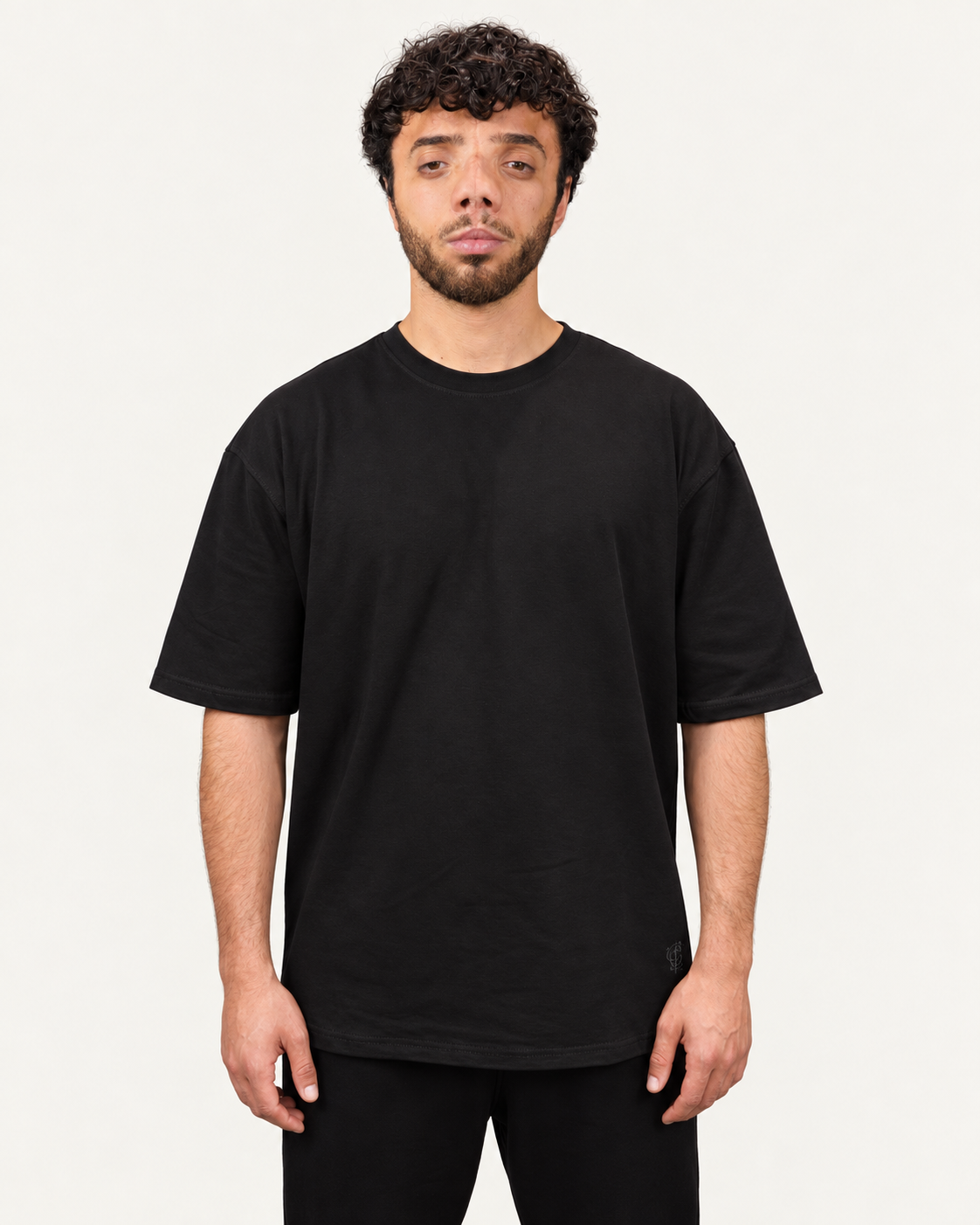 Green Stitches Oversize T-Shirt in Black – frontale Studioansicht am Model