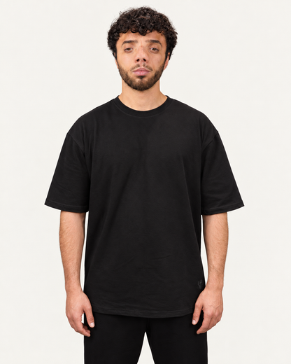 Green Stitches Oversize T-Shirt in Black – frontale Studioansicht am Model
