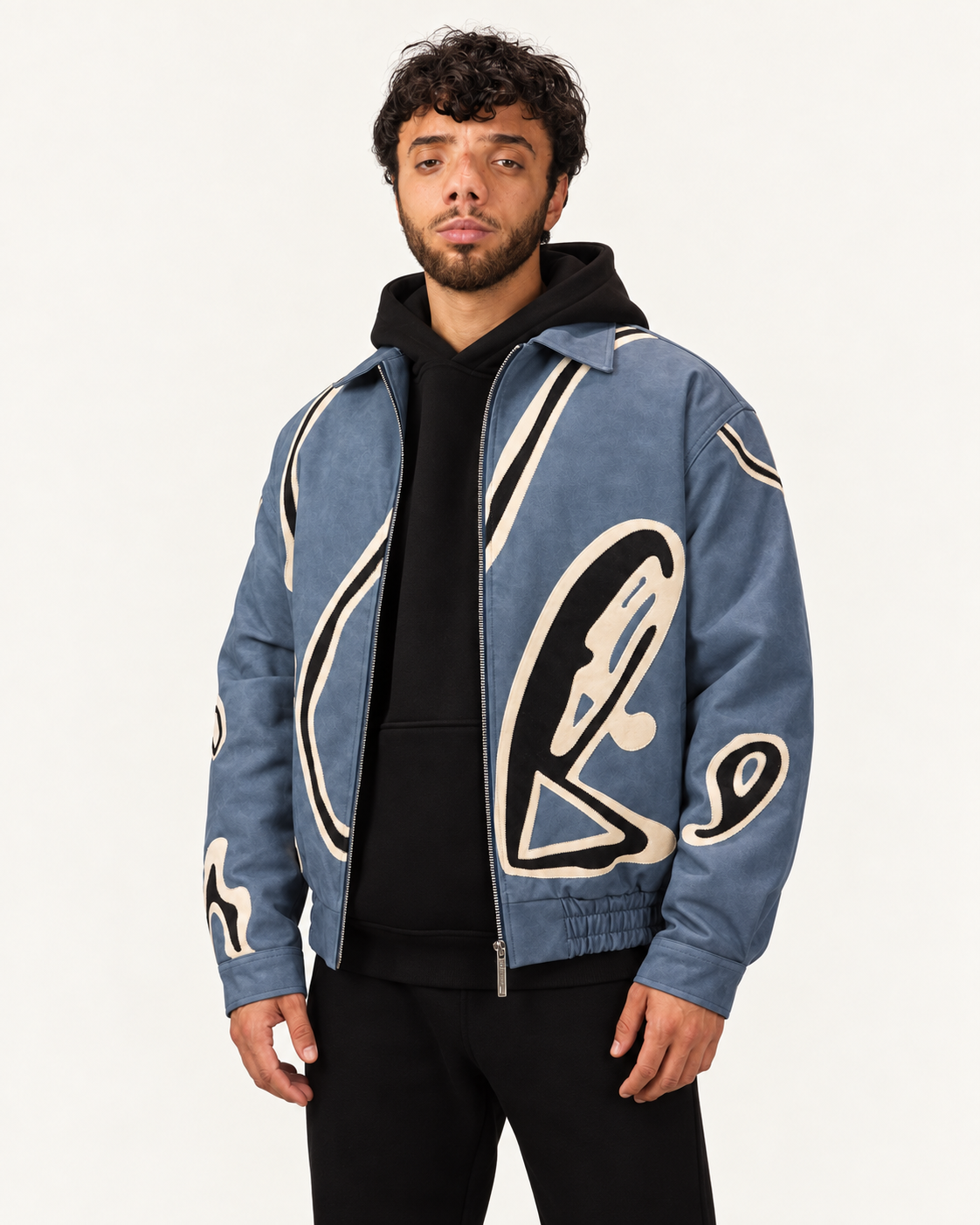 GS Appliqué-Retrojacke 4025 Blue – offen in Dreiviertelansicht. Mit KI gestaltete Studioansicht.