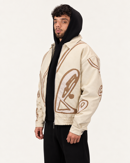 GS Appliqué-Retrojacke 4026 Cream – offen in Dreiviertelansicht. Mit KI gestaltete Studioansicht.